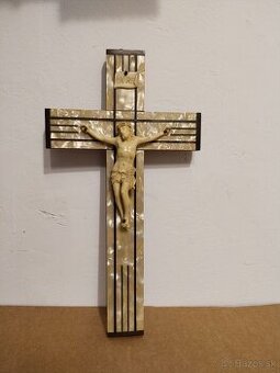 Perleťový kříž s duší minulosti