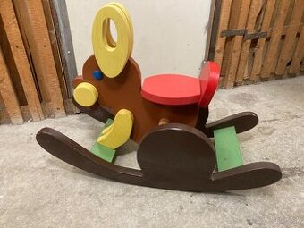 Hojdaci zajac Dreveny