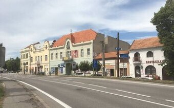 HISTORICKÁ BUDOVA / DOM - OBCHODY a BYTY v centre mesta Šahy