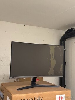 🖥️ Samsung Odyssey C27RG50 (27", 240Hz) – poškodený displej