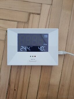 Detektor CO2. Monitor oxidu uhličitého.