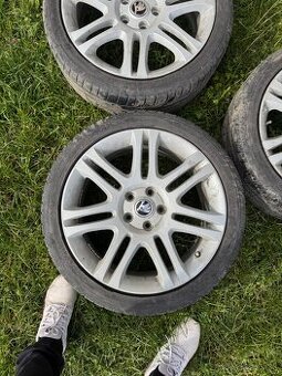 225/40 r18 škoda