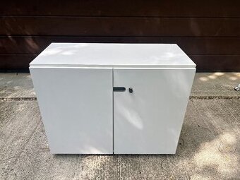 dreveno-kovová skriňa