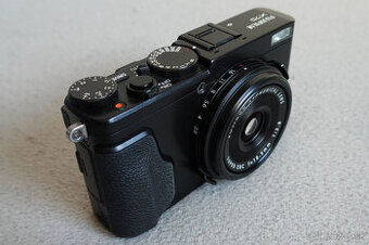 FUJIFILM X70