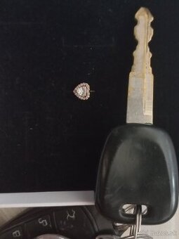 Predám puzetovú náušnicu zn. Pandora