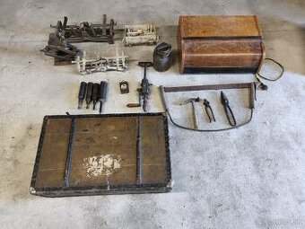 Staré váhy, kufor ,gramofón....