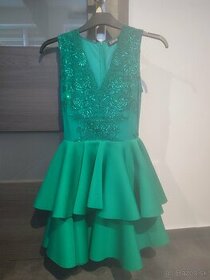 Smaragdové krátke spoločenské šaty