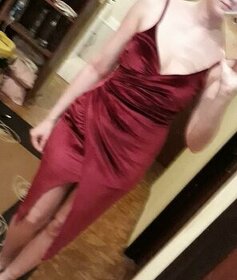 Krásne vinovo červené šaty v zamatovom štýle - v. 38