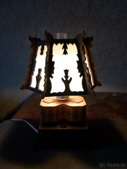 retro vyrezávaná lampa.