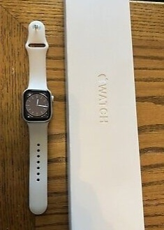 Predam hodinky Apple Watch 8, velkost 45mm, nabijacka.