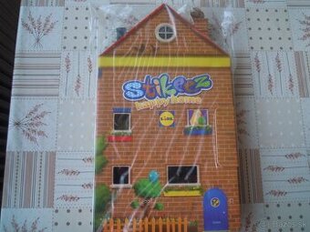 Stikeez domeček a figurky a pytlíčky...