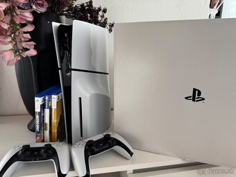 Sony PlayStation 5 slim + 2x ovladač DualSense a 3 hry
