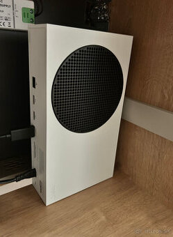 Xbox Series S (ešte v záruke)