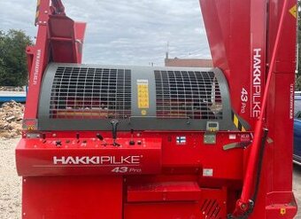 Štípací automat Hakki Pilke 43 podavací stůl Hakki Feed 471