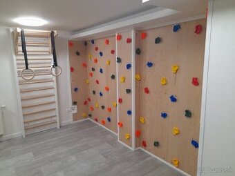 Rebriny s lezeckou stenou