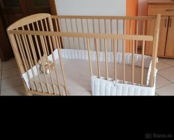 Drevená postieľka s matracom a chráničom stien