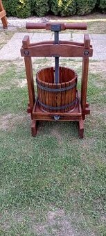 Starý drevený lis na hrozno - 1