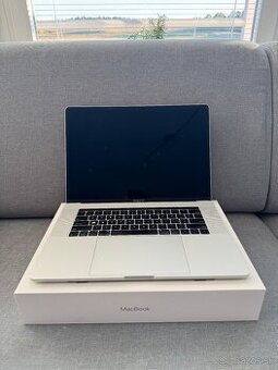 Apple MacBook Pro 15, i7, 16GB, 256TB, Silver