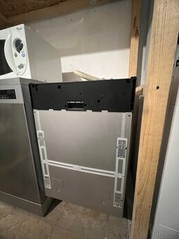 Predám vstavanú umývačku riadu BEKO (45 cm) – Úzka a úsporná