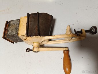 Mlynček na orechy, mak