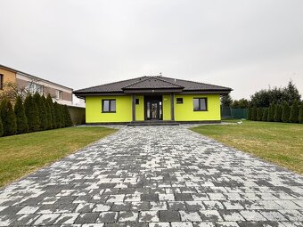 Moderný nízkoenergetický rodinný dom s veľkým pozemkom.