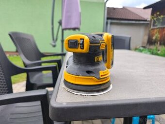 Predám Dewalt Aku excentricku brúsku
