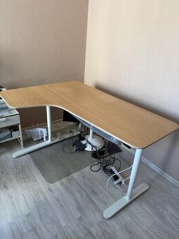Výškovo nastaviteľný stôl IKEA
