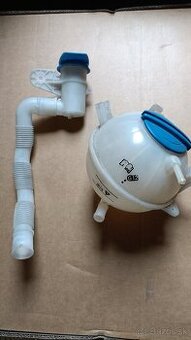 Nádržka na vodu a hrdlo ostrekovačov