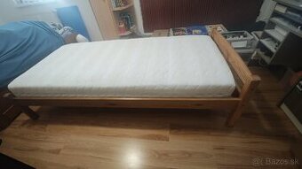 Predám posteľ z masívu z roštom