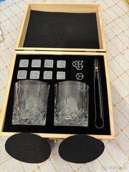 Sada whiskey pohárov s ľadovými kameňmi