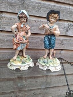 Párové talianske sošky – Chlapec a dievča (Capodimonte štýl)