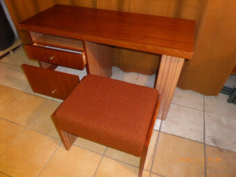 Predám nočný stolík s taburetkou