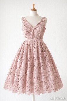 Luxusné čipkované šaty v púdrovo-ružovej farbe