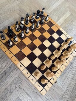 Originálne drevené šachy (53x52 cm) Nové