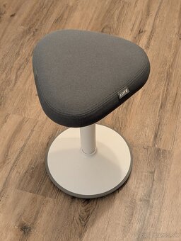 Balancna stolicka LEITZ ERGO Active Standing Stool