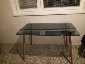 Sklenený stôl