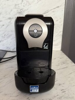 Kapsulový kávostroj Lavazza LB 910