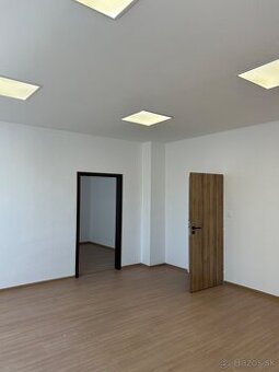 Kancelárske priestory 15m2 v širšom centre s parkovaním