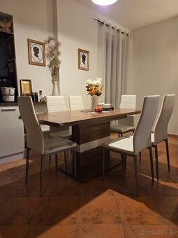 Jedálenský stôl