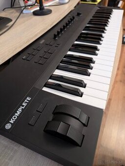 NI Komplete Kontrol A49 - Midi Keyboard - 1