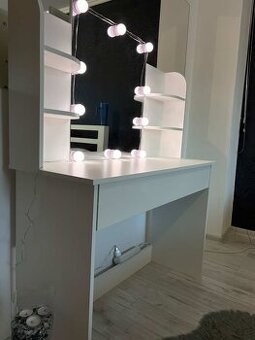 Predám kozmetický stolík