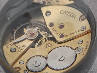 Vzácné staré švýcarské hodinky (těžítko) OMEGA v kouli
