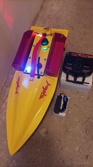 Zavãžacia loďka Shark.