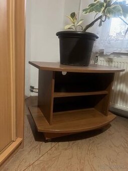 Stolík pod TV