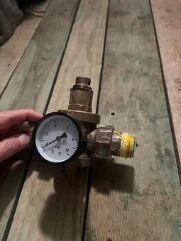 regulator tlaku vody