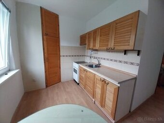 ⌂ Prenájom 2-izbový byt s balkónom 56 m2 Prievidzská Handlov