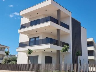 CHORVÁTSKO - 4 izbové apartmány s priestrannými pivnicami -
