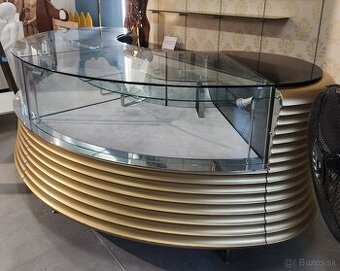 Luxusná pultová zostava do predajne v zlato-čiernej kombinác