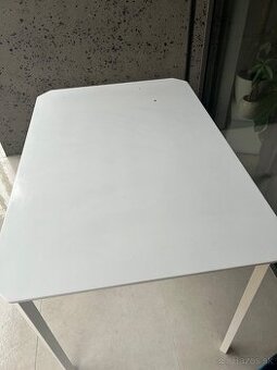 Stôl so stoličkami