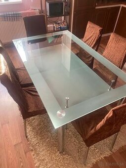 Sklenený stôl so stoličkami